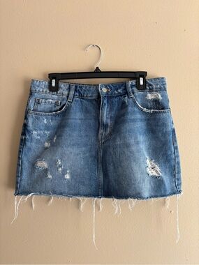 Zara Distressed Denim Mini Skirt Size Large Raw Hem Blue Jean Skirt